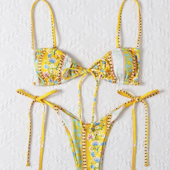 Bikini - Picture 2 of 2